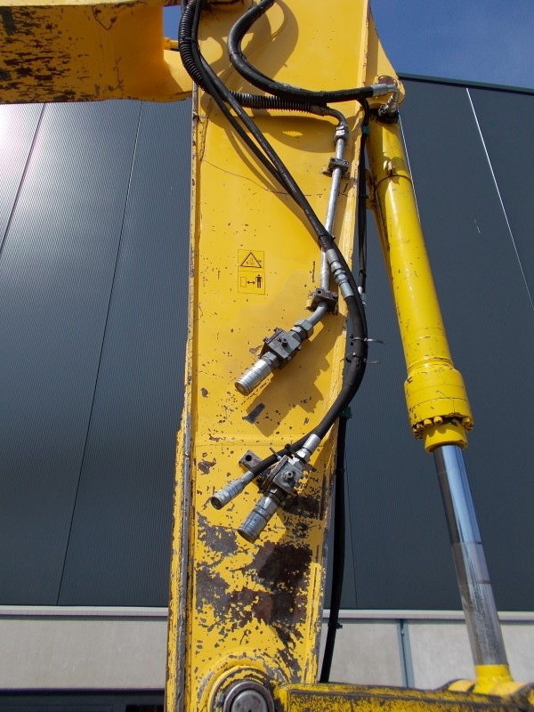 Фото 10. New Holland - экскаватор сверхмалого радиуса Kobelco E235BSR-2