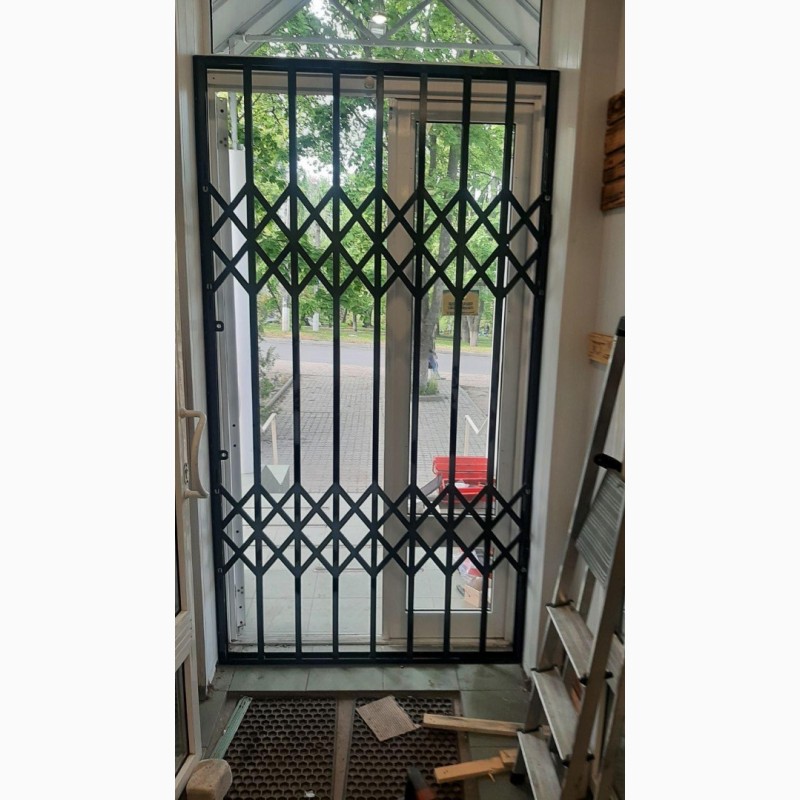 Фото 14. Раздвижные решетки металлические на двери, окна, балконывитрины. Производство и установкa