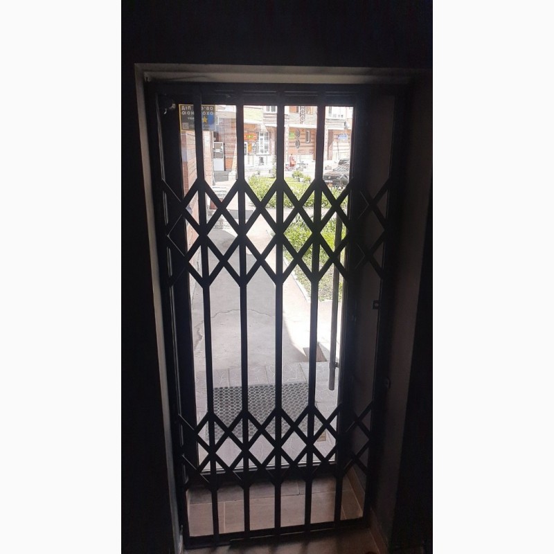 Фото 17. Раздвижные решетки металлические на двери, окна, балконывитрины. Производство и установкa