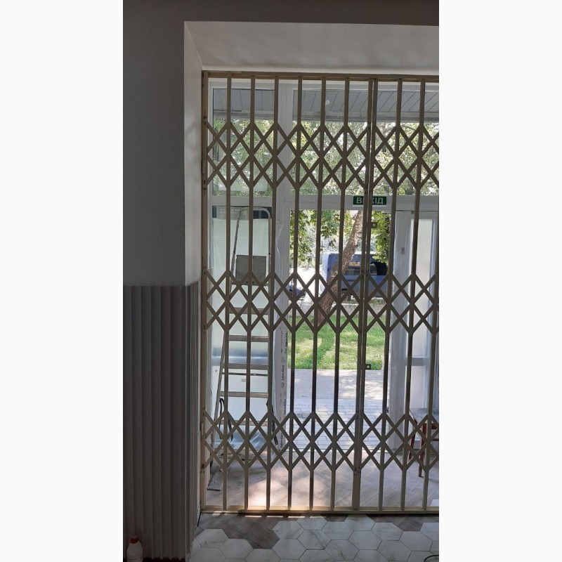 Фото 18. Раздвижные решетки металлические на двери, окна, балконывитрины. Производство и установкa