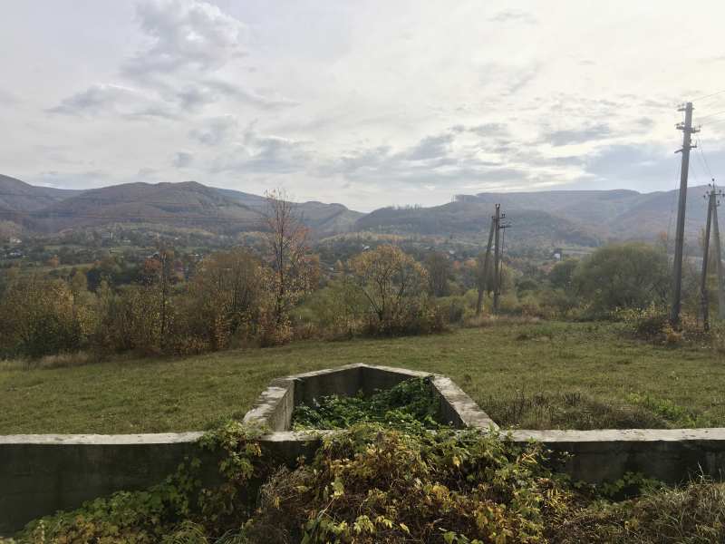 Фото 3. Участок в Закарпатье с видом на горы и лес. Есть фундамент